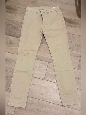 GAP Men's Chino Pants in Light Khaki